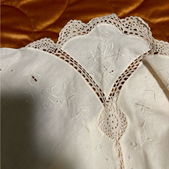 Beautiful cream round table cloth approx 60x60 - Picture 3 of 3